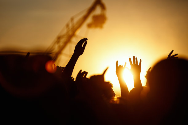 室外音乐会吊车上的专业电视摄像机图片下载