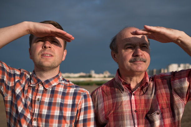 漫不经心的中年男人望着远方图片下载