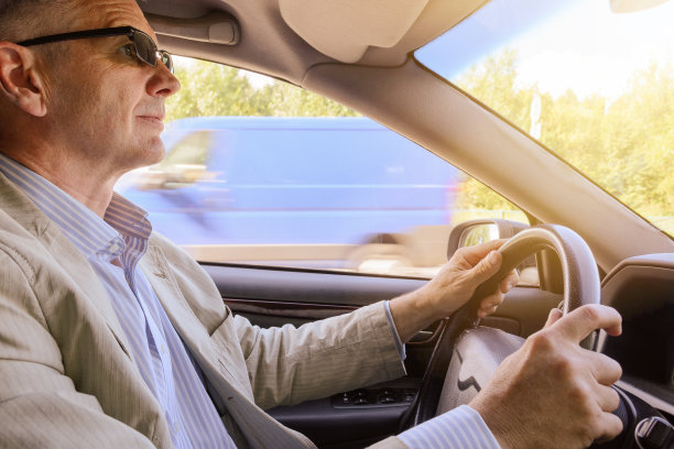 开车的男人图片下载