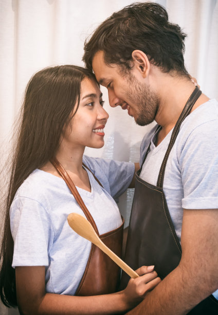 年轻夫妇的情人图片下载