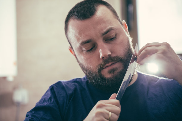 男子剃须图片下载