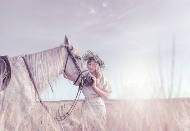 在田里牵着马的女人图片下载