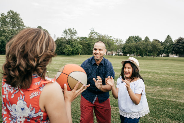 父母和孩子玩球图片下载