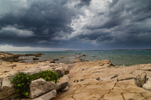 克罗地亚亚得里亚海戏剧性的风暴云、海浪和大雨图片下载