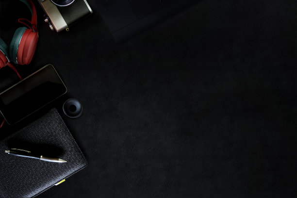 设计师的u2019工具在黑暗的桌子上。图片下载