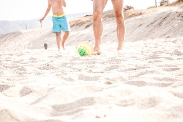 在沙滩上踢足球图片下载