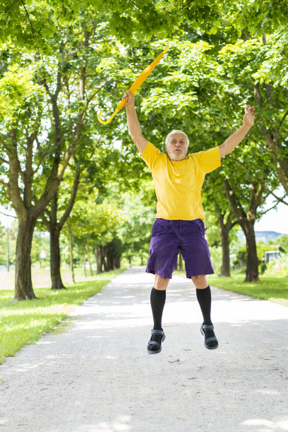 斯洛文尼亚，卢布尔雅那，在纪念和同志情谊的小路上，一名拿着木棍在空中跳的高年级学生图片下载