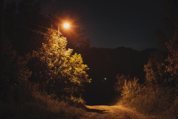 夜晚的乡村路图片下载