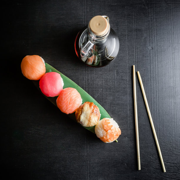 寿司卷的黑色背景。平的。俯视图图片下载