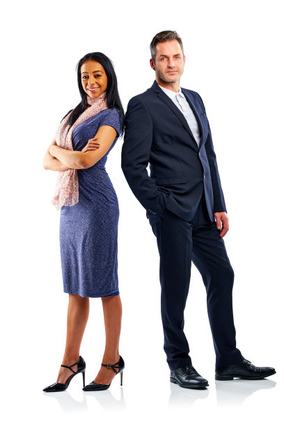 一对背靠背站在白色衣服上的时尚情侣图片下载