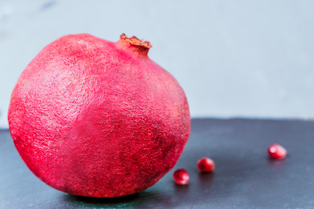 鲜嫩多汁的石榴在深色复古背景与复制空间图片下载