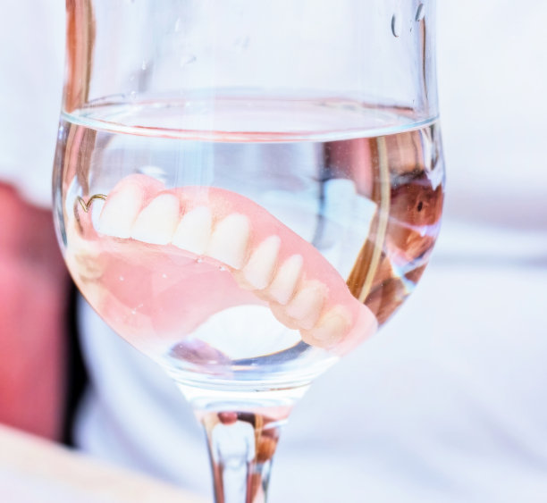 水中的假牙图片下载