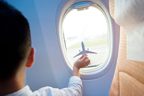 小男孩拿着玩具飞机图片下载