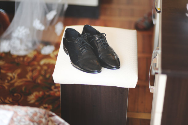 新郎的鞋子图片下载