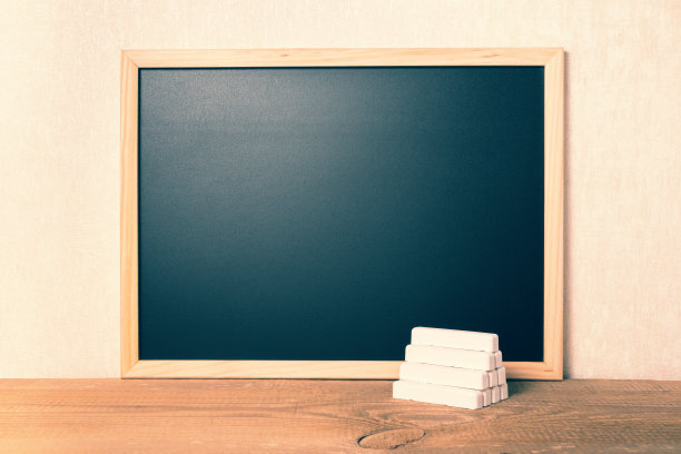 空空白学校新黑板与白色粉笔金字塔木背景，近图片下载
