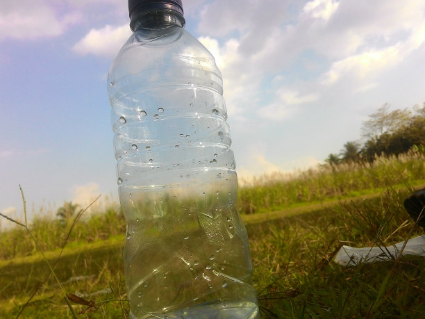 透明的瓶子图片下载