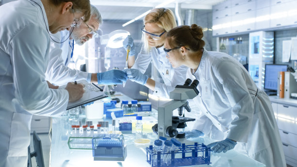 医学研究科学家团队共同致力于新一代实验性药物治疗。实验室看起来繁忙，明亮和现代。图片下载