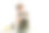 快乐的男人站在厨房里玩电话游戏。图片下载