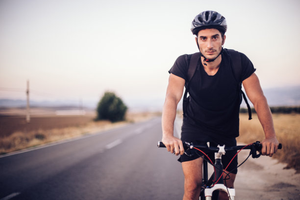 骑山地车的人图片下载