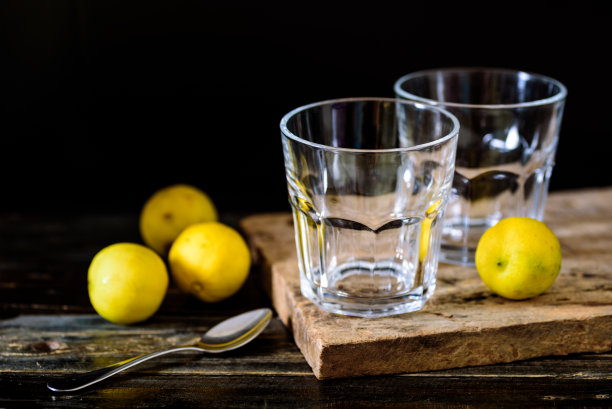 木头上放着空杯子，柠檬黄色是为聚会准备的饮料。图片下载