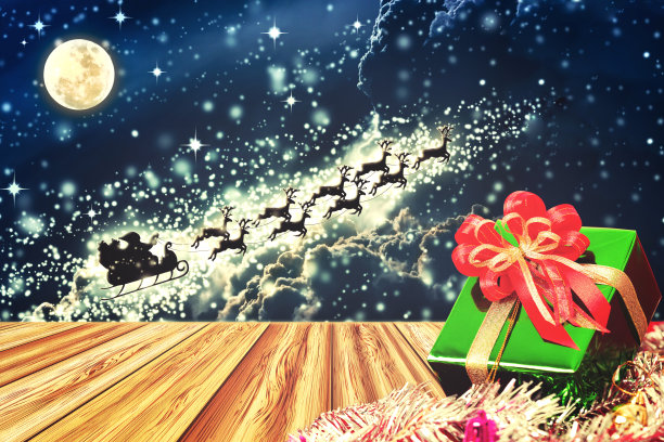 圣诞老人在驯鹿拉的雪橇上飞行的剪影。图片下载