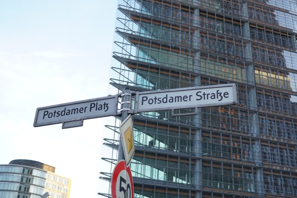 波茨坦广场和波茨坦街的街道名称标志图片下载