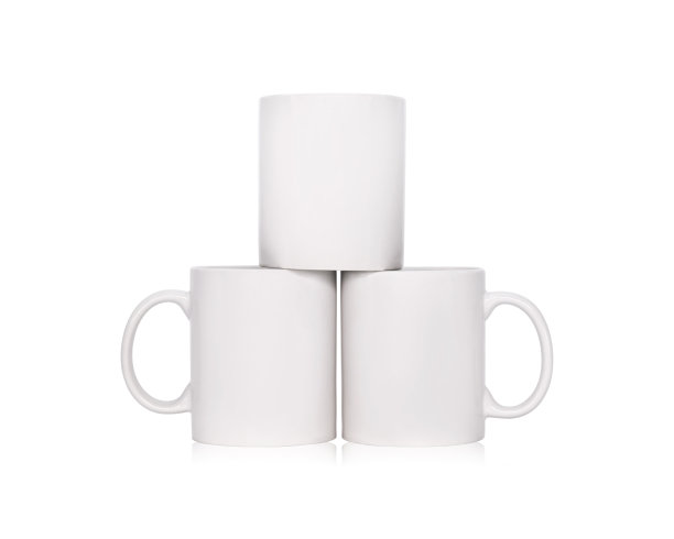 空白咖啡杯孤立在白色背景。模板的饮料杯为您的设计。(剪切路径或剪切对象蒙太奇)可以放置文本，图像，标志。金字塔层。图片下载