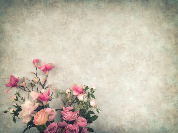 复古的老墙背景与纹理装饰粉花和玫瑰在古董花瓶与复制空间文本装饰图片下载