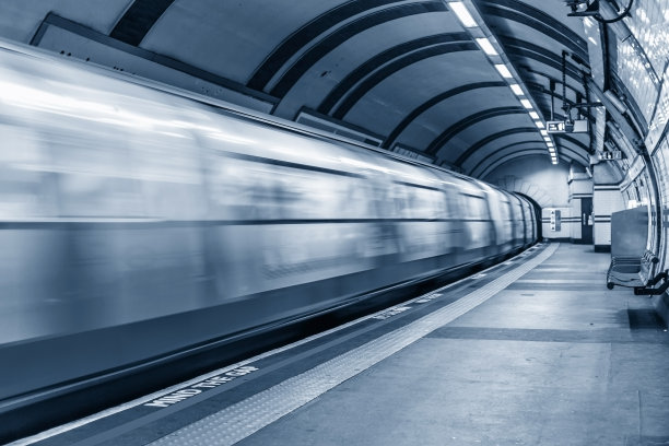 伦敦地铁接近站台图片下载