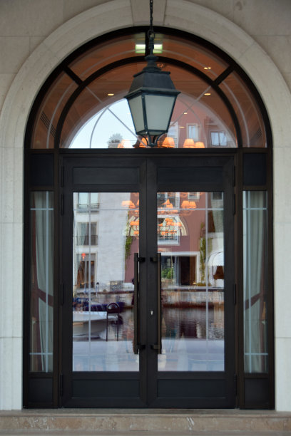 大楼入口处的拱廊厅图片下载