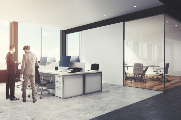 白色和黑色的开放空间办公角落，男人图片下载