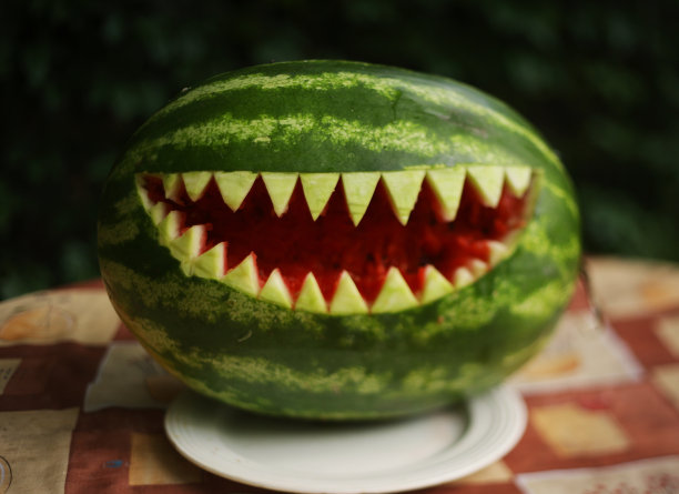 西瓜艺术切鲨鱼牙嘴图片下载