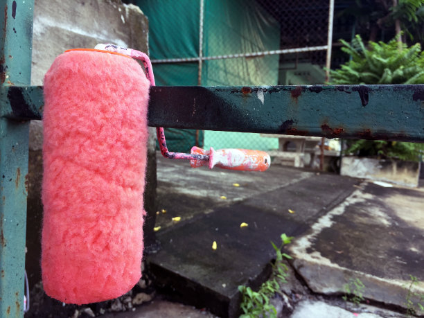 油漆辊，油漆后的粉红色。图片下载