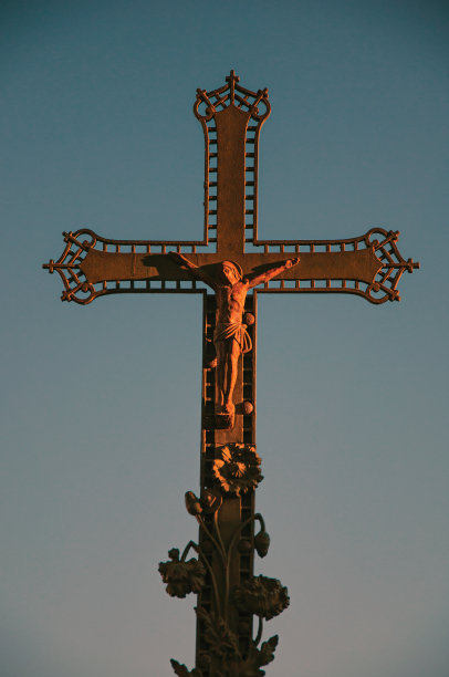 特写的十字与蓝天日落，在城市中心Châteauneuf-de-Gadagne。图片下载