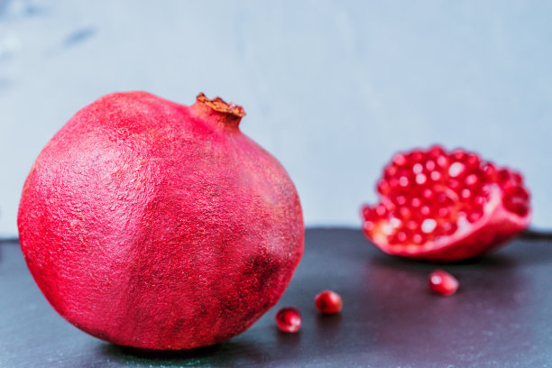 整体和切割石榴在黑暗的vintage背景与复制空间图片下载