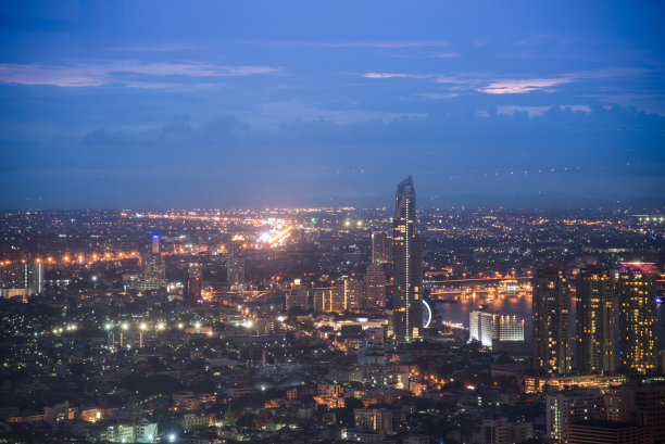 曼谷市内夜景以交通为主。夜间公路交通美丽，鸟瞰曼谷，泰国曼谷图片下载