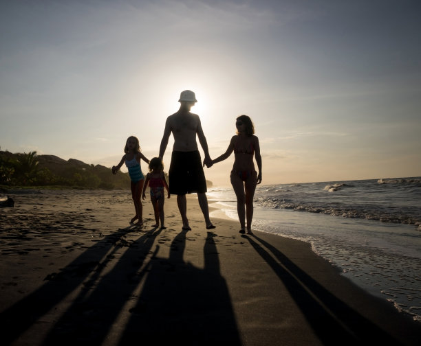 幸福的家庭在海滩度假图片下载