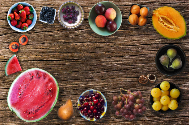 夏天的水果放在木桌上。西瓜、甜瓜、黄梅、杏、桑葚、黑莓、草莓、葡萄、无花果、梨子、桃子、李子、油桃、樱桃、坚果、核桃图片下载