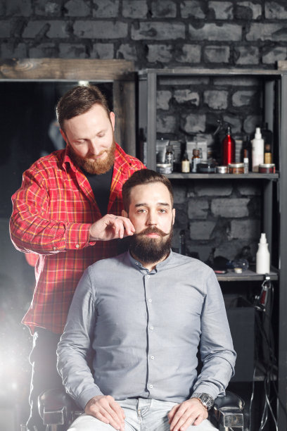 一个正准备扭胡子的嬉皮士图片下载