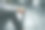 坐在户外楼梯上工作压力大的女商人，概念工作生活平衡，倦怠综合症，来自同事的压力。素材图片