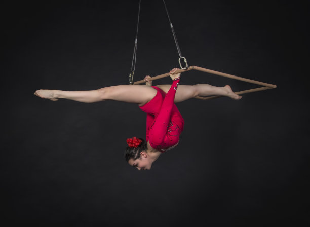 空中杂技演员在空中飞行。图片下载