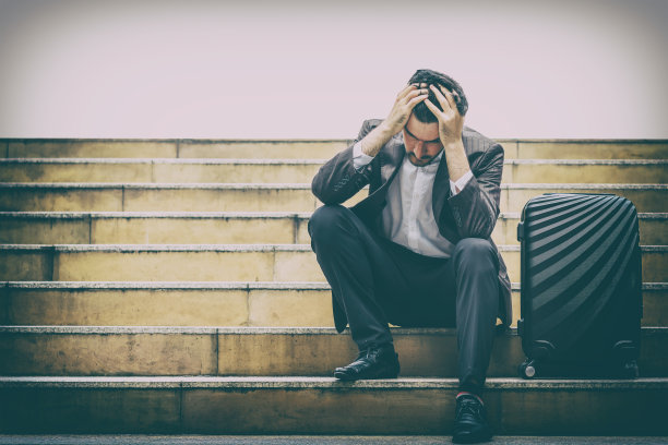 失业的商人压力坐在楼梯上，商业失败和失业问题的概念，工作生活平衡，图片处理instagram复古色彩。图片下载