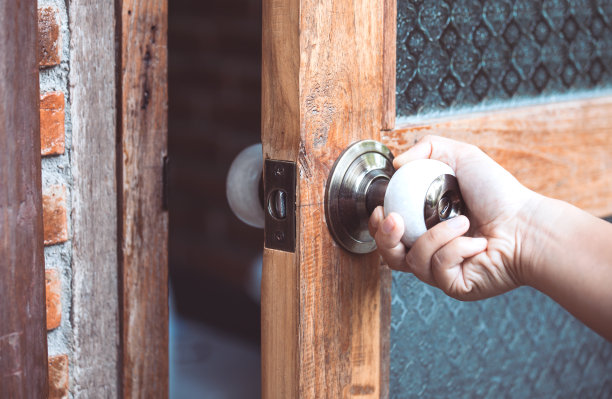 复古风格的女性手开/关门把手图片下载