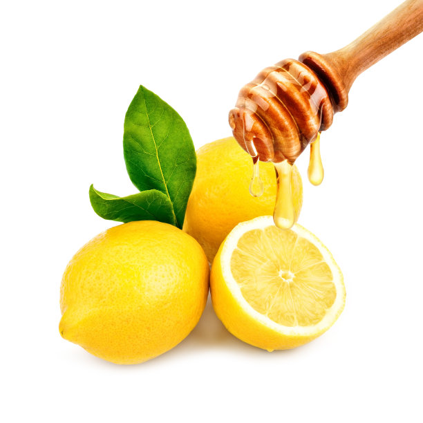 新鲜蜂蜜从勺子里滴到柠檬上。在白色的背景上图片下载