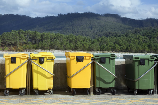 黄色和绿色的垃圾桶供回收。素材图片