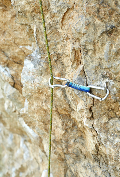 攀爬快扣固定在跳台上的悬崖和绳子。攀登设备图片下载