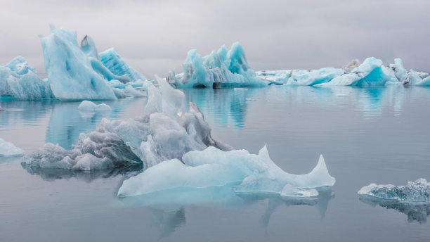 漂浮的蓝色冰山漂流在Jokulsarlon冰川泻湖，冰岛。素材图片