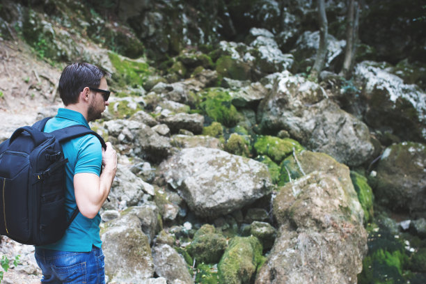 对这次徒步旅行寄予厚望图片下载