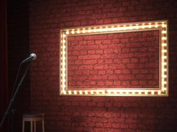 黑暗空旷的舞台上有麦克风。三维渲染素材图片