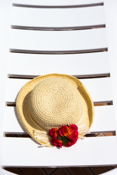 游泳池边的太阳椅图片下载